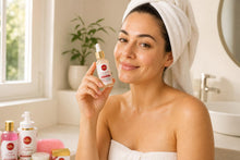 Mujer aplicándose el sérum facial